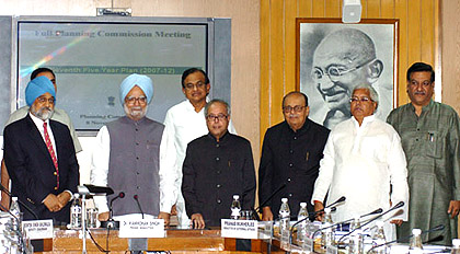 Prime Minister,  Manmohan Singh with  Deputy Chairman, Planning Commission,  Montek Singh Ahluwalia,  Union Minister of External Affairs,  Pranab Mukherjee,  Union Minister for Railways, Lalu Prasad and  Union Minister for Human Resource Development,  Arjun Singh  and his cabinet colleague at the meeting of the full Planning Commission for approval of the XIth Plan, in New Delhi on November 07, 2007.